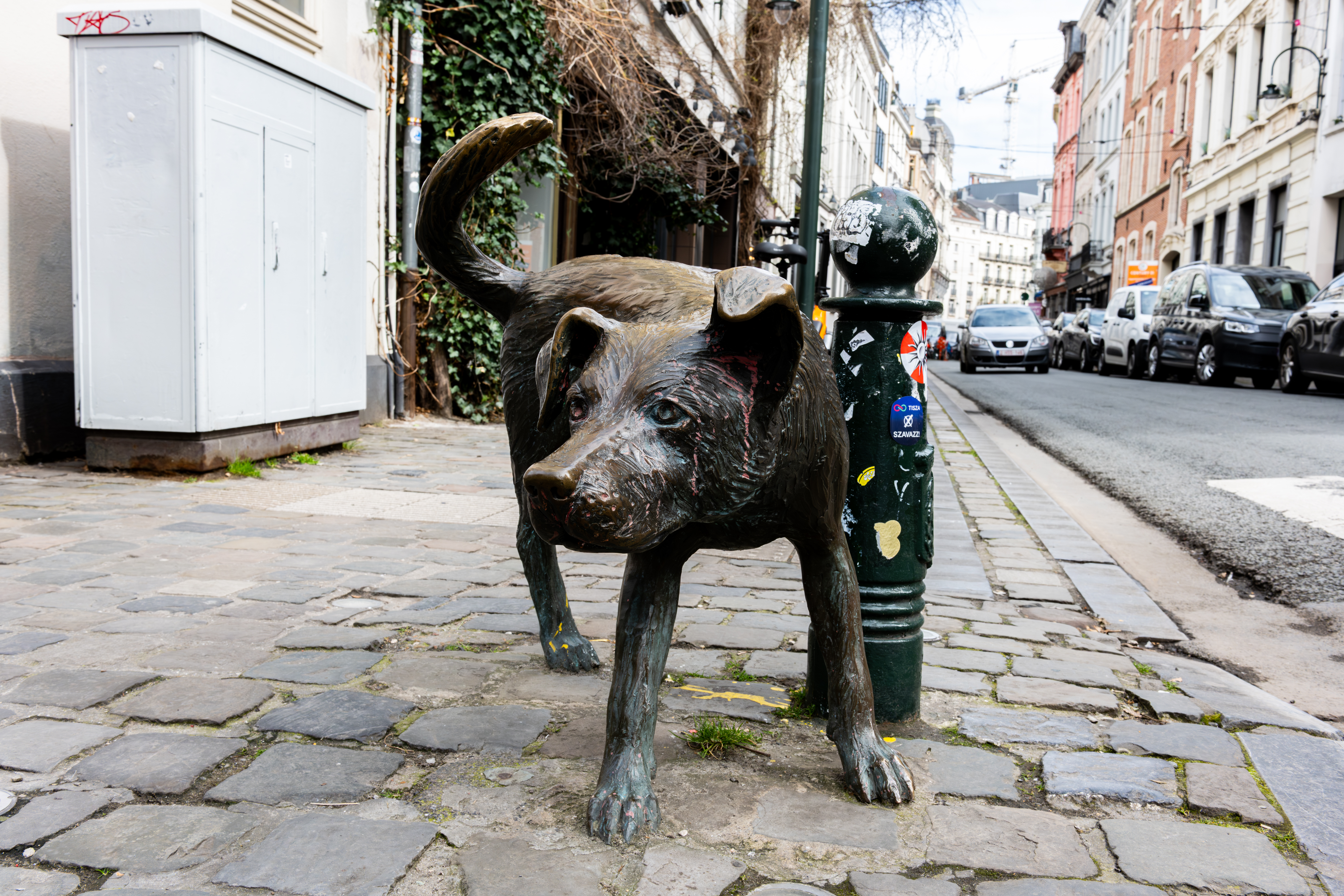 Het Zinneke (Zinneke Pis), het bronzen plassende hondenbeeld in de Kartuizersstraat in Brussel